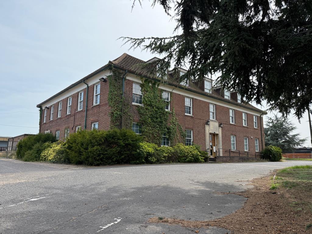Lot: 41277 - TO BE OFFERERED IN OUR 30TH OCTOBER AUCTION - FORMER COUNCIL OFFICES & DEPOT WITH POTENTIAL - Former Tendring District Council Offices in Weeley